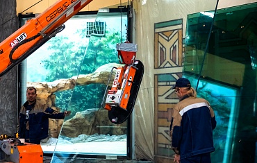 Остекление вольеров вакуумным захватом в зоопарке 