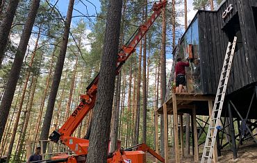 Монтаж стеклопакетов с помощью мини-крана и вакуумного захвата Арлифт
