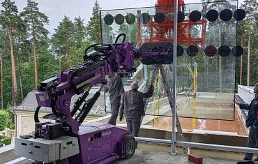 Остекление с помощью вакуумного захвата и стеклоробота Арлифт